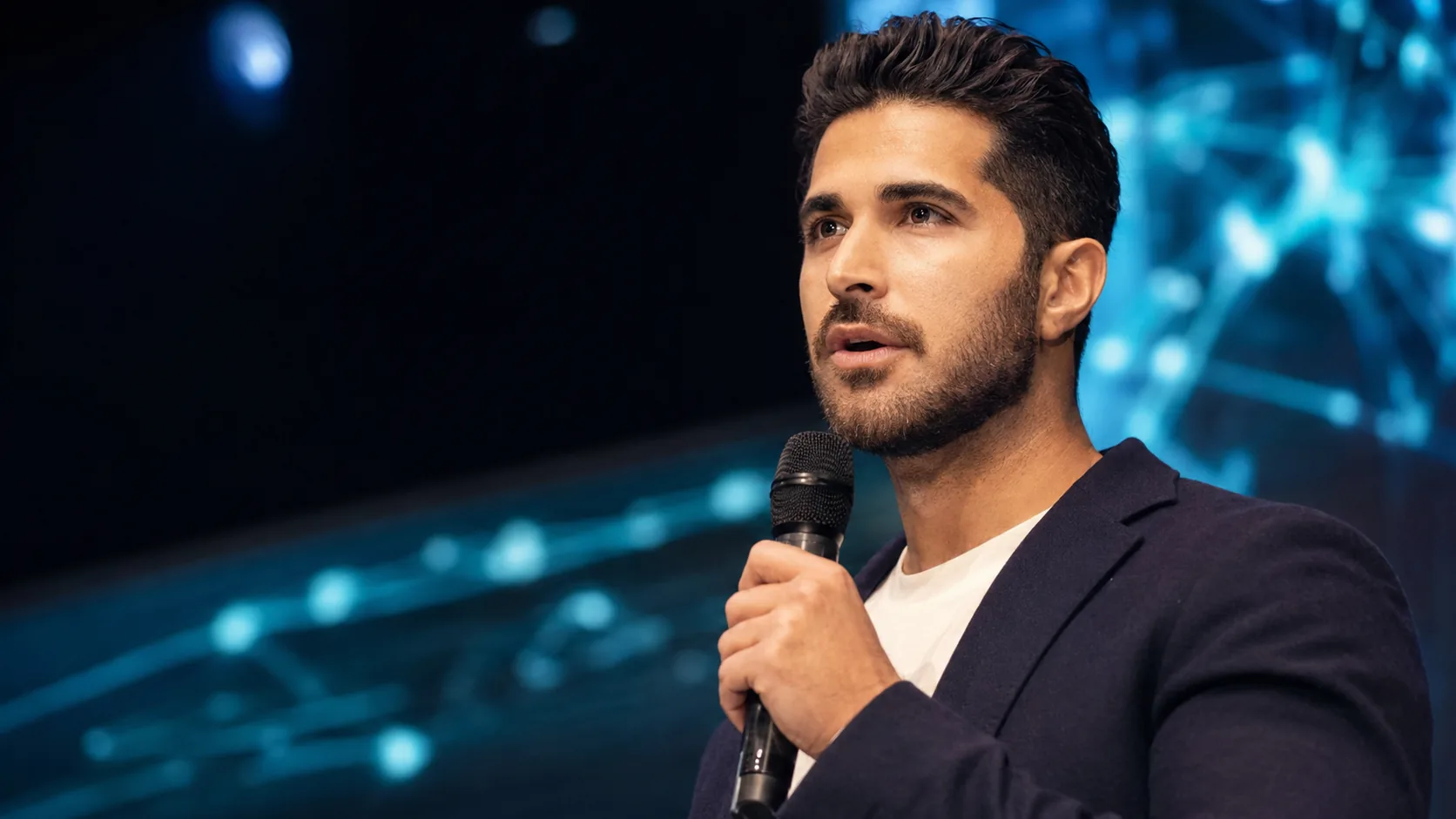 Shahin Farahzadi – KI-Keynote-Speaker auf der Bühne, Vortrag zu Künstlicher Intelligenz, Transformation & Leadership